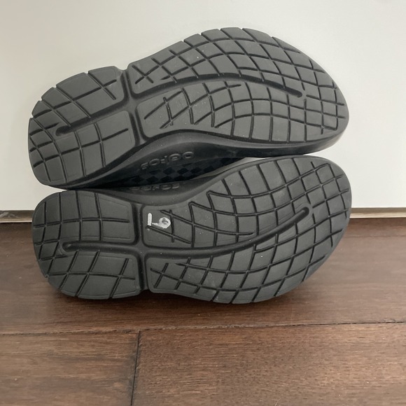 OOFOS Men's OOmg eeZee Low Shoe - Black Checkered, Size 9 EU 42 - Picture 7 of 10